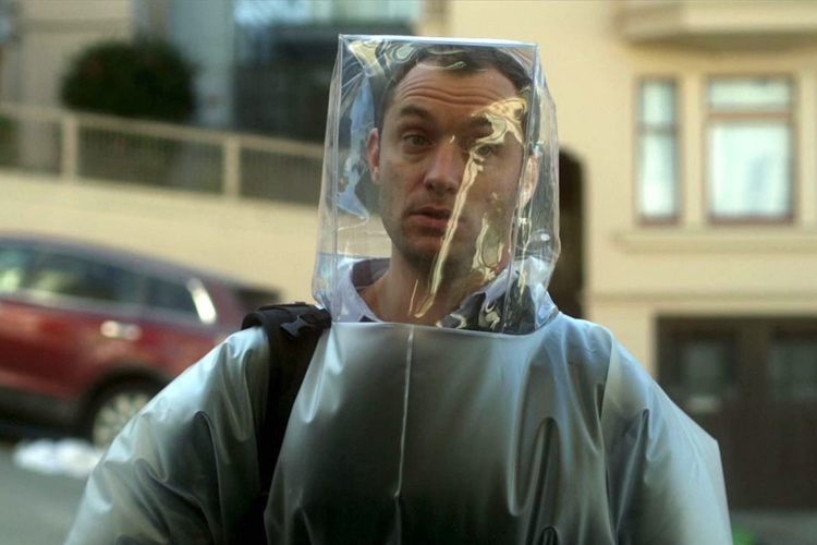 Diễn viên Jude Law được khen ngợi với nhân vật blogger reo giắc tin đồn khắp xã hội. Ảnh: Warner Bros.